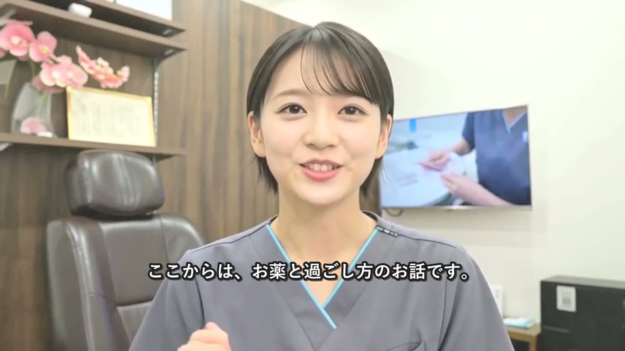 AI生成の司会役。手を添えて場面をつなぐカット（架空の人物）